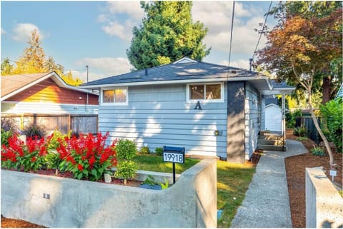 Hidden Renovated Garden Cottage Near Costco I99 House in Shoreline