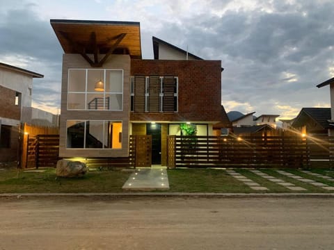 Property building, Day, Neighbourhood, Garden, Street view