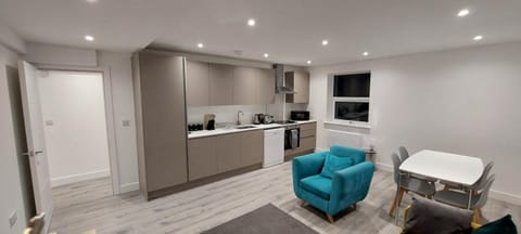 Modern 2 Bedroom Apartments Town Centre Camberley Condominio in Camberley