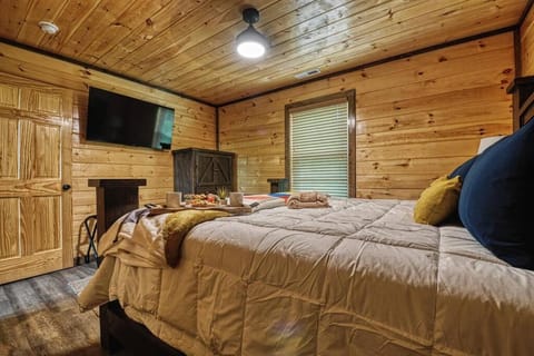 Adventure Retreat/Cabin/Pool+Hot Tub/Game Room+Theater House in Sevierville