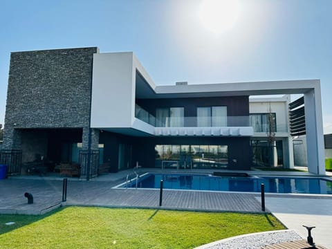 Property building, Day, Pool view, Swimming pool