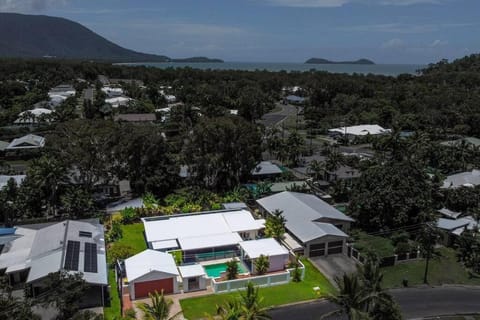 Trinity Beach Stunner - Tropical Entertainer House in Periwinkle Avenue