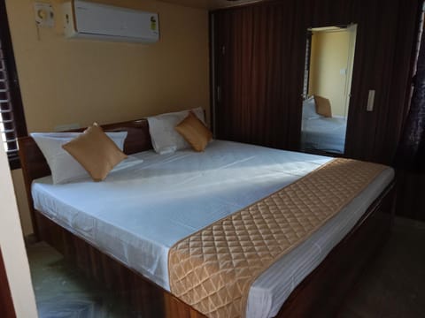 VARAHA GUEST INN LUXURY ROOMs Apartment in Tirupati