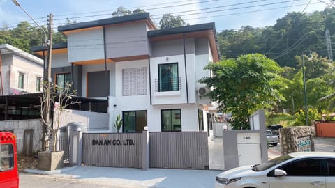 GREEN HILLS VILLAS - Dan An House Bed and Breakfast in Patong