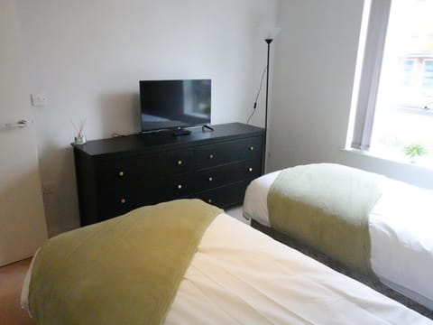 Bed, TV and multimedia, Bedroom