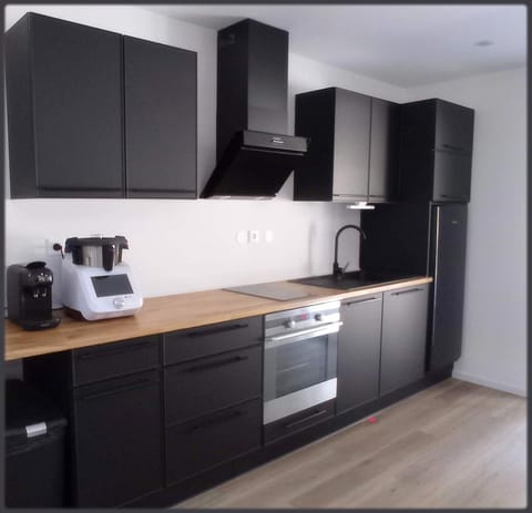 Coffee/tea facilities, dishwasher, oven, stove, toaster