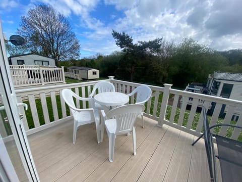 Property building, Balcony/Terrace, Dining area