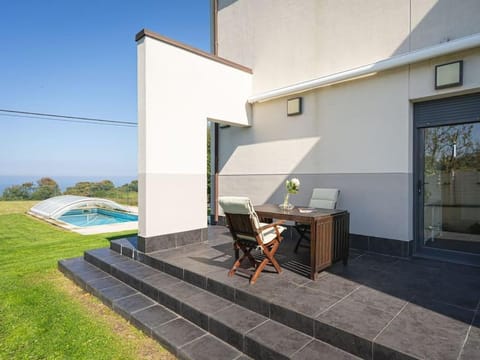 Chalé con piscina y vista al mar House in Asturias