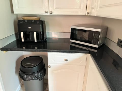 Kitchen or kitchenette, minibar, toaster