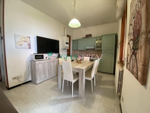 TV and multimedia, Kitchen or kitchenette, Dining area, stove