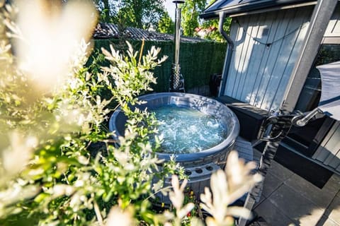 Garden, Hot Tub