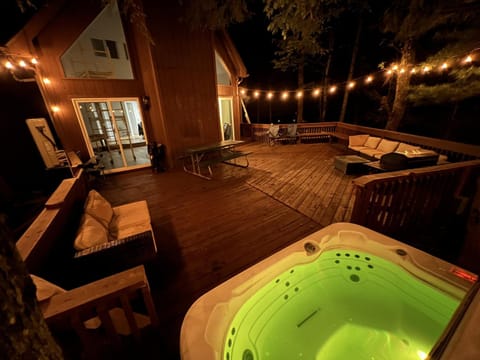 Luxury Family Escape HotTub Sauna Billiard Pool home Casa in Stroud Township