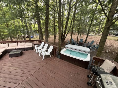 Luxury Family Escape HotTub Sauna Billiard Pool home House in Stroud Township
