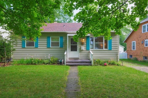 Flip Flop Cottage - Cute and comfortable cottage located just three blocks from Lake Michigan! House in South Haven