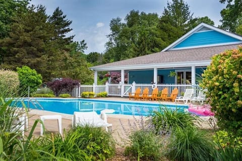Harbor Haven - indoor community pool, hot tub House in South Haven