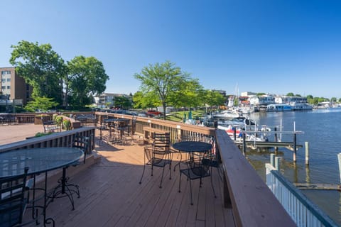 Colonial 1 - studio apartment overlooking the Black River House in South Haven