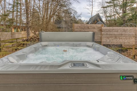 Belacasa - Hot tub and within walking distance to Douglas Beach! House in Saugatuck