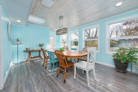 Cozy Haven- Cape Cod style cottage- close to beach House in South Haven