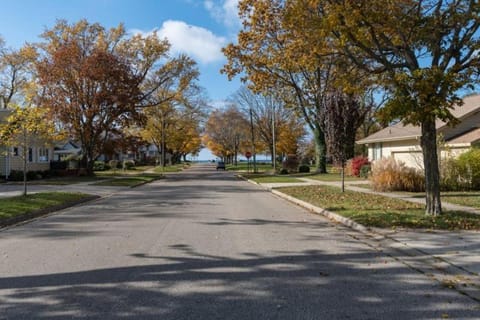 2 bedroom 1 bath vacation rental just 1 block from Kids Corner and the blue stairs beach access House in South Haven