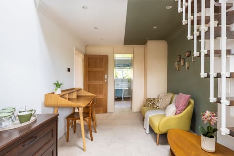 En-suite with double bed on mezzanine and desk in family home Vacation rental in Hertford