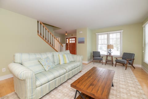 Tranquility Beach House - Beautiful cape cod style home just a short walk to Oak Street beach access Haus in South Haven