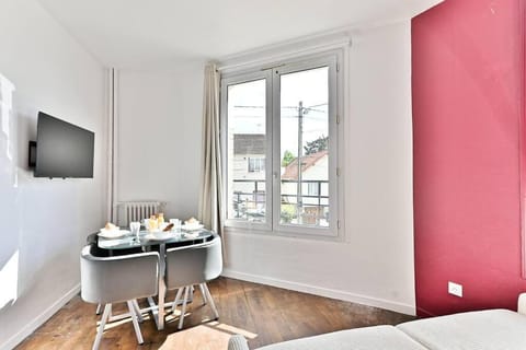 Appartement Rose Moderne Proche de la capitale Condo in Gagny