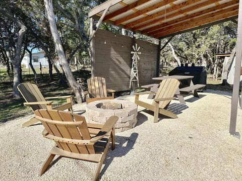 Shady Grove - hot tub, games, sleeps 8, minutes to downtown Wimberley, great for families! Haus in Wimberley