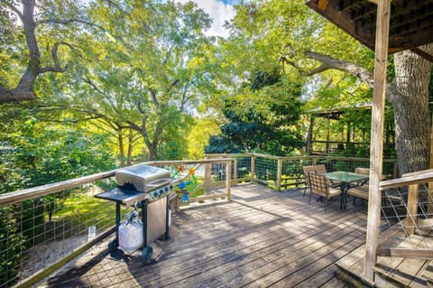Jack's River Haus and Studio Apartment- Guadalupe Riverfront, Sleeps 14! House in Canyon Lake