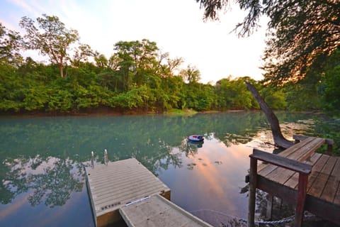Maverick's River Haus- Spectacular Guadalupe Riverfront, Come and Enjoy! Haus in Canyon Lake