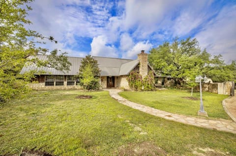Rock n Wood- 3 private living quarters, sleeps 13, swimming pool, two hot tubs, minutes to downtown! Casa in Wimberley