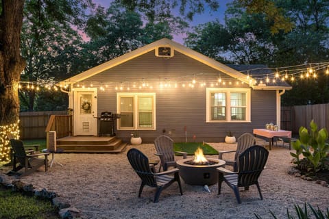 Blue Bungalow - Fire Pit Yard Games & more House in Fredericksburg