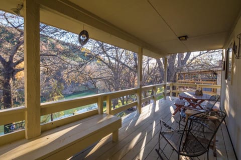 Mac's Place - Guadalupe Riverfront, new deck, Sleeps 8! Maison in Canyon Lake