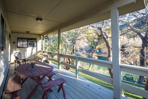 Mac's Place - Guadalupe Riverfront, new deck, Sleeps 8! House in Canyon Lake