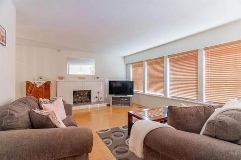 Budget Stay near Guildford Mall - Walk to Shopping, Restaurants, Transit G5 Vacation rental in Surrey