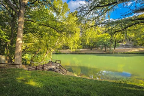 Ponderosa Paradise- Waterfront Home on the Guadalupe River! Maison in Canyon Lake