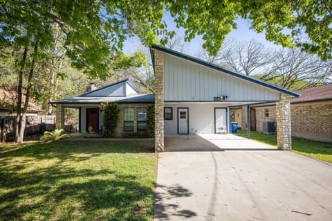 Ponderosa Paradise- Waterfront Home on the Guadalupe River! Haus in Canyon Lake