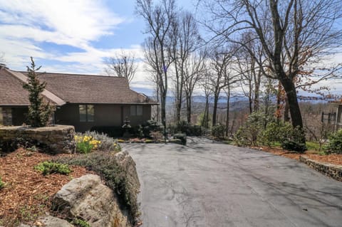 Morning Glow Cozy Mountain Getaway 3BR/3BA Ideal for Families House in Laurel Park