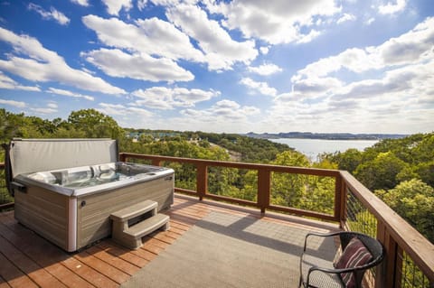 Bella's Cove - waterfront, hot tub, amazing views, sleeps 14! House in Canyon Lake