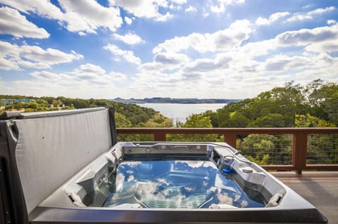 Bella's Cove - waterfront, hot tub, amazing views, sleeps 14! House in Canyon Lake
