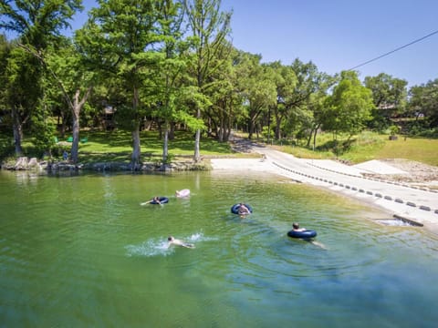 Deep Water on the Blanco- Wimberley riverfront close to town, 5 bed, 6 bath! Casa in Wimberley
