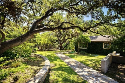 Deep Water on the Blanco- Wimberley riverfront close to town, 5 bed, 6 bath! Maison in Wimberley