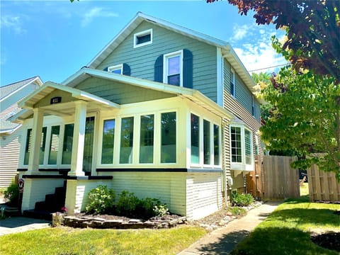 Idle Hour - Updated Home 2 blocks to South Beach and Town House in South Haven