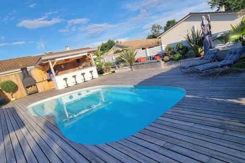 Maison proche Océan avec piscine Villa in Saint-Médard-en-Jalles