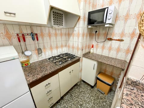 Kitchen or kitchenette, microwave, stove