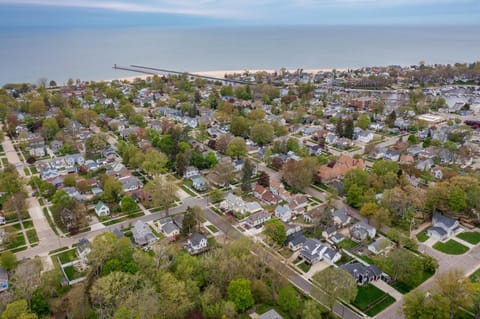 Summer Haven- Walk to beach & Town from this 4 bedroom 2 bath Coastal Cottage Maison in South Haven