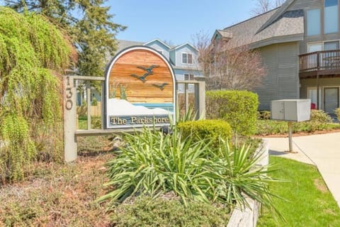 Parkshores 4 - community pool & steps to Lake MIchigan beaches! Casa in South Haven