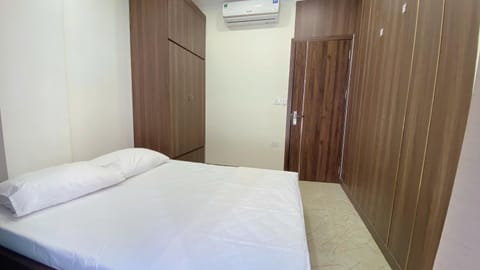 Bed, Photo of the whole room, Bedroom, wardrobe, air conditioner