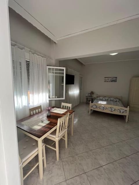 Photo of the whole room, Dining area