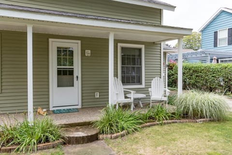 Firefly Cottage - close to beach & town! Maison in South Haven