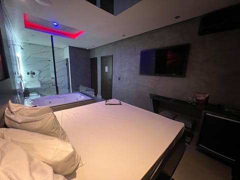 Bed, TV and multimedia, Photo of the whole room, Bedroom